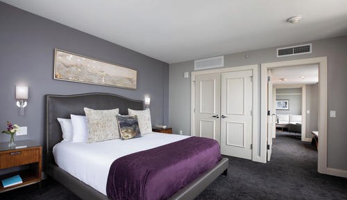Suite, 1 Bedroom (Mobility/Hearing Access, Roll-In Shwr)