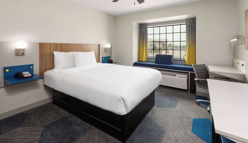 Standard Room, 1 Queen Bed, Accessible (Non-Smoking)