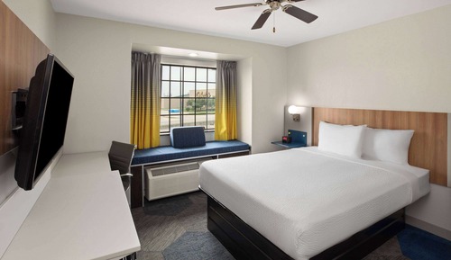 Standard Room, 1 Queen Bed (Non-Smoking)