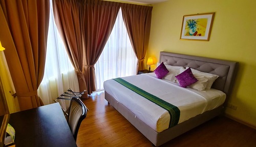 3 Bedroom Master Suite (Pool/Garden View)