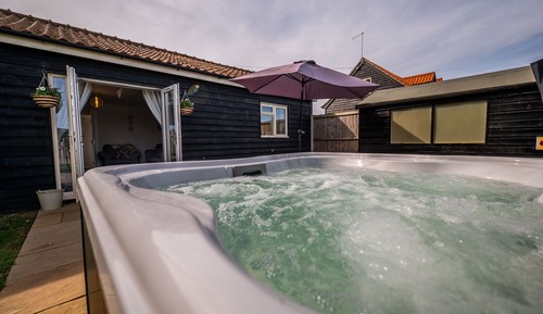 Luxury Bungalow, Accessible, Private Bathroom (With Hot Tub)