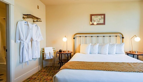 Deluxe Suite, 1 King Bed with Sofa bed