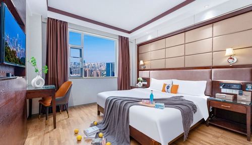 Sunny and elegant king-size bed room