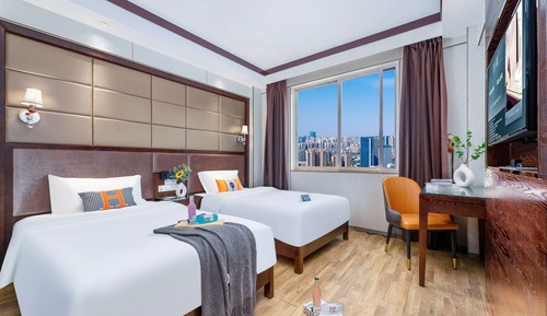 Sunny and elegant twin-bed room