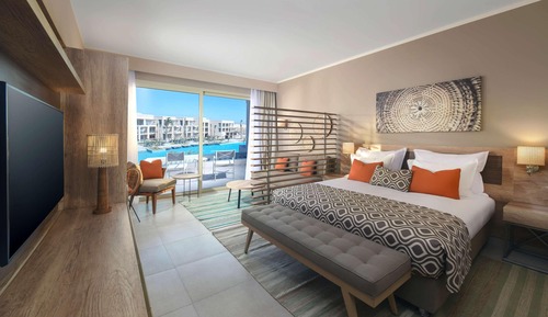 Superior Room (Grand, Queen Bed, Side Sea View)
