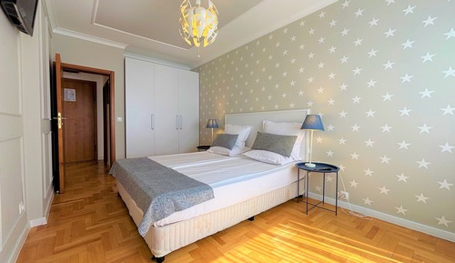 Superior One-Bedroom Apartment