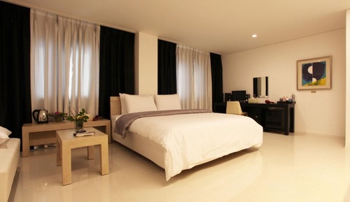 Room (Deluxe (room only random assignment c)