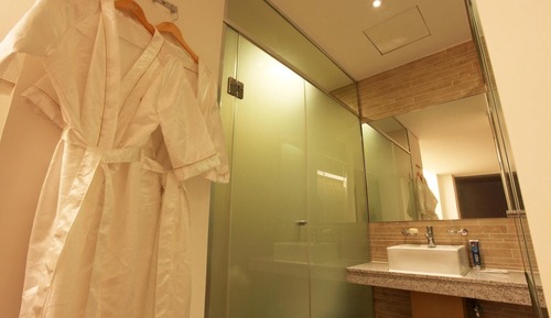 Room (Suite (room only random assignment co)