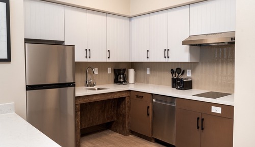 Suite, 1 Bedroom, Roll-in Shower, Kitchen (Communications Accessible)