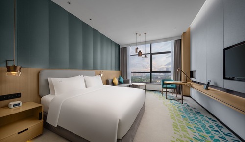 Standard Room, 1 King Bed, Smoking, Lake View