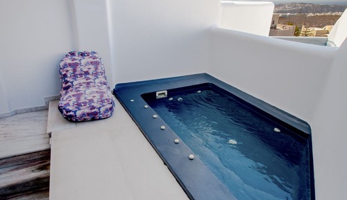 Superior Studio Suite, Hot Tub, Partial Sea View