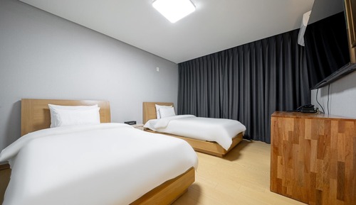 Room (Twin A (bidet in all rooms 65" TV Net)