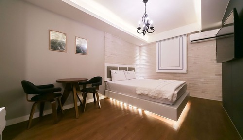 Room (Drive-in (Netflix/hotel-style bedding)