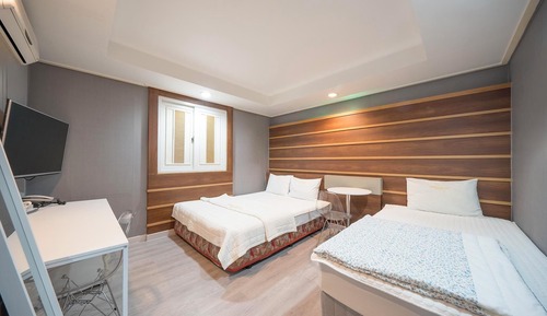 Room (Twin)