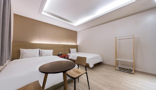 Room (Twin (Netflix Available))