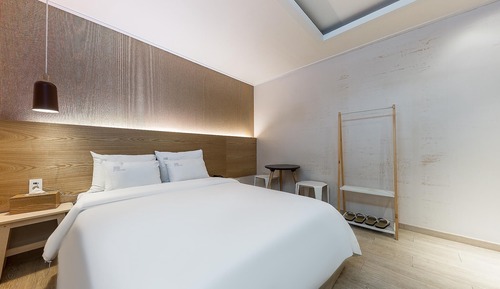 Room (Standard (Netflix Available))