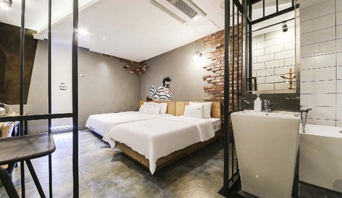 Room (Twin (1 double 1 single + Netflix per)