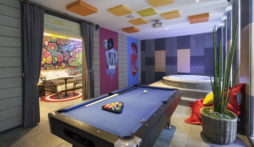 Room (VIP Room 501 (Bathtub + Pool table + )