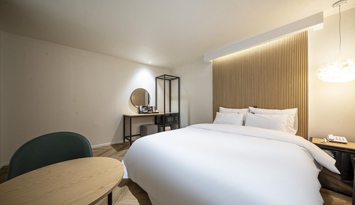 Room (Standard (Smart TV Netflix available )