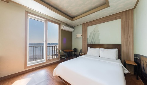 Room (Medium Taxi (Netflix Ocean View) (Net)