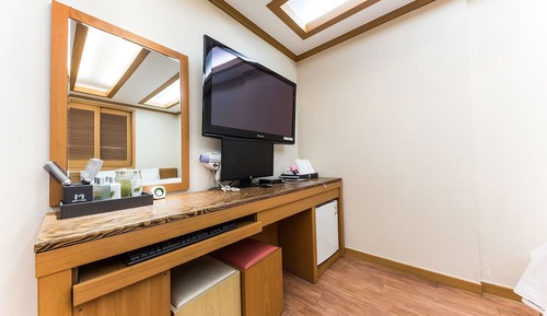 Room (Suites A)