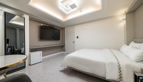 Room (Deluxe Styler (OTT viewing available )