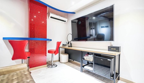 Room (Suite room (Netflix viewing available)