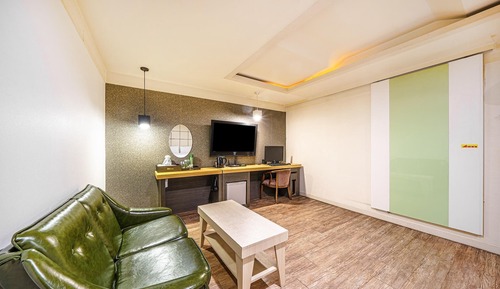 Room (Deluxe (Netflix Watcha TVing installe)