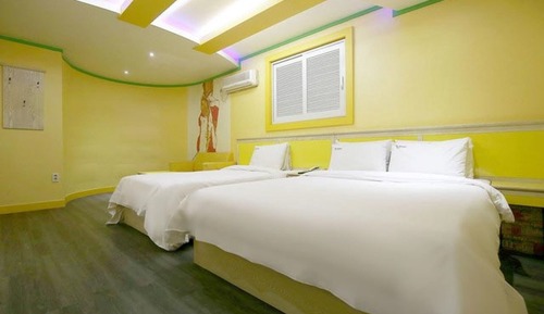 Room (Twin Private Room with 2 Bathtub + (D)