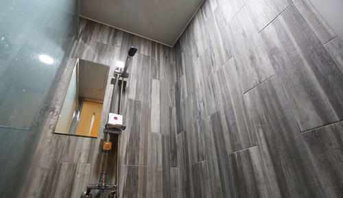 Room (Premium M (Netflix available 1 person)