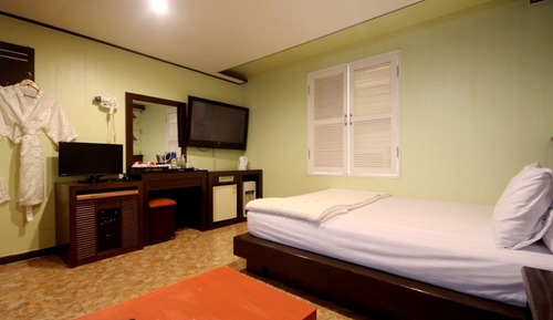 Room (Standard Room B (Netflix Available))