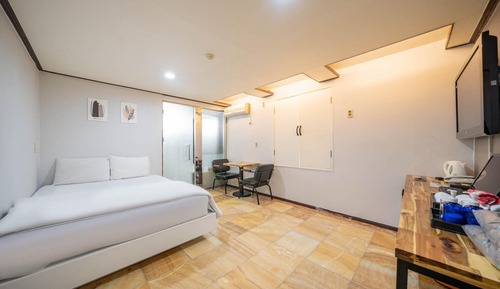 Room (Special Room C (Netflix Available))