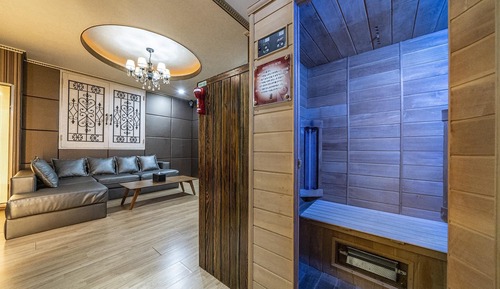 Room (VIP Room (Netflix/PC available))