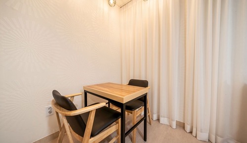 Room (Twin(no smoking room/netflix/PC avail)