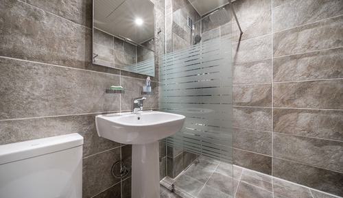 Room (Business room (Netflix/PC available))