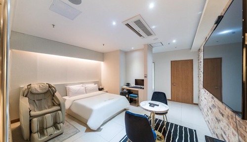 Room (Premium A (65" Smart TV/Netflix/Disne)