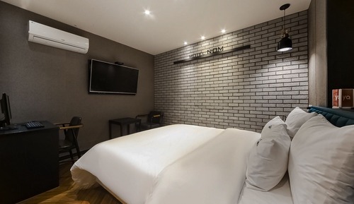 Room (Premium (available for watching Netfl)