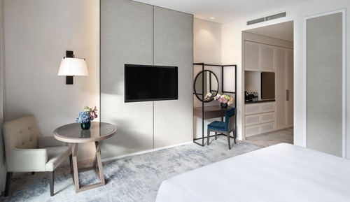 Deluxe Room, 1 King Bed, Pool View
