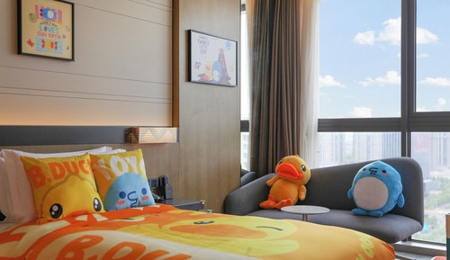 Deluxe Room, 1 King Bed, City View