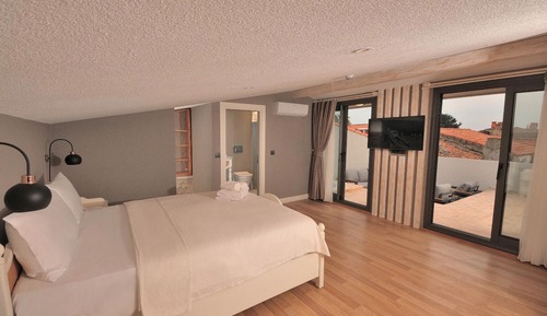 Mimoza Suit Room