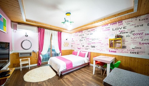 Room ([Valley-dong] Manila (not for spies))