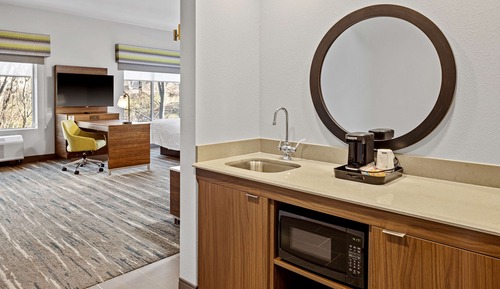 Studio, 1 King Bed, Refrigerator & Microwave (Wet bar)