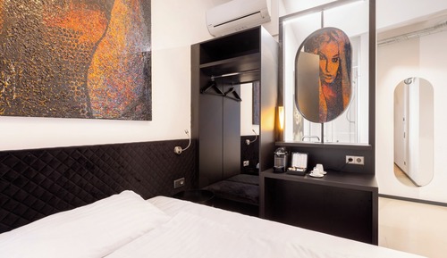 single room with queensize bed