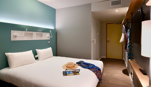 Double bedroom, 1 double bed and 1 cupboard bed