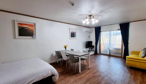 Room (S lock road (Room 105))