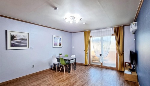Room (Reed Forest (Room 103))