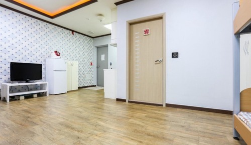 Room (Room 102)