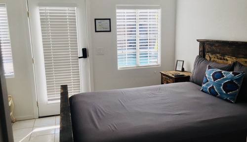 Standard Room, 1 Queen Bed, Courtyard View, Courtyard Area