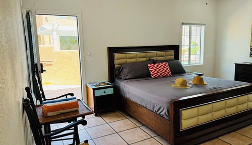 Economy Studio, 1 King Bed, Kitchen, Poolside