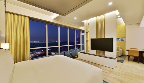 Deluxe Studio, 1 King Bed with Sofa bed
